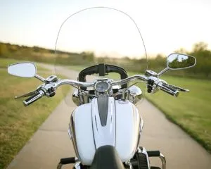 biały motocykl
